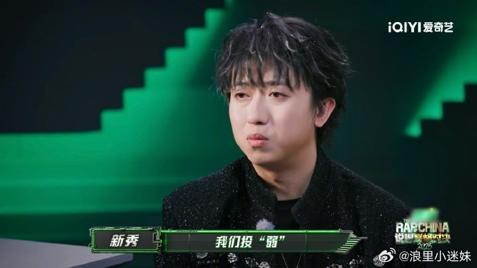 人缘好的坏处来了说唱巅峰对决2026新秀联手AThree为节目效果，把好友辉子送