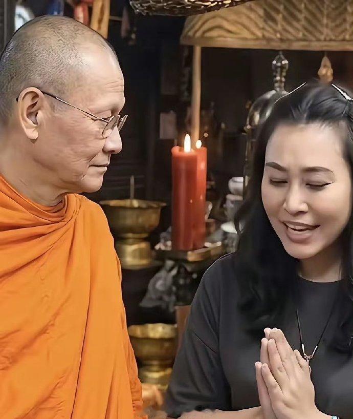 太不像话了，竟然拿这个考验出家人，
搞得人家66岁了，还踩俩凳子上，
最后还不得