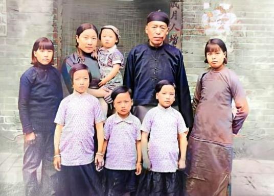 孩子，好像前面5个全是女孩，女主人怀里抱着的那个孩子但愿是个男孩！如果老幺是男孩