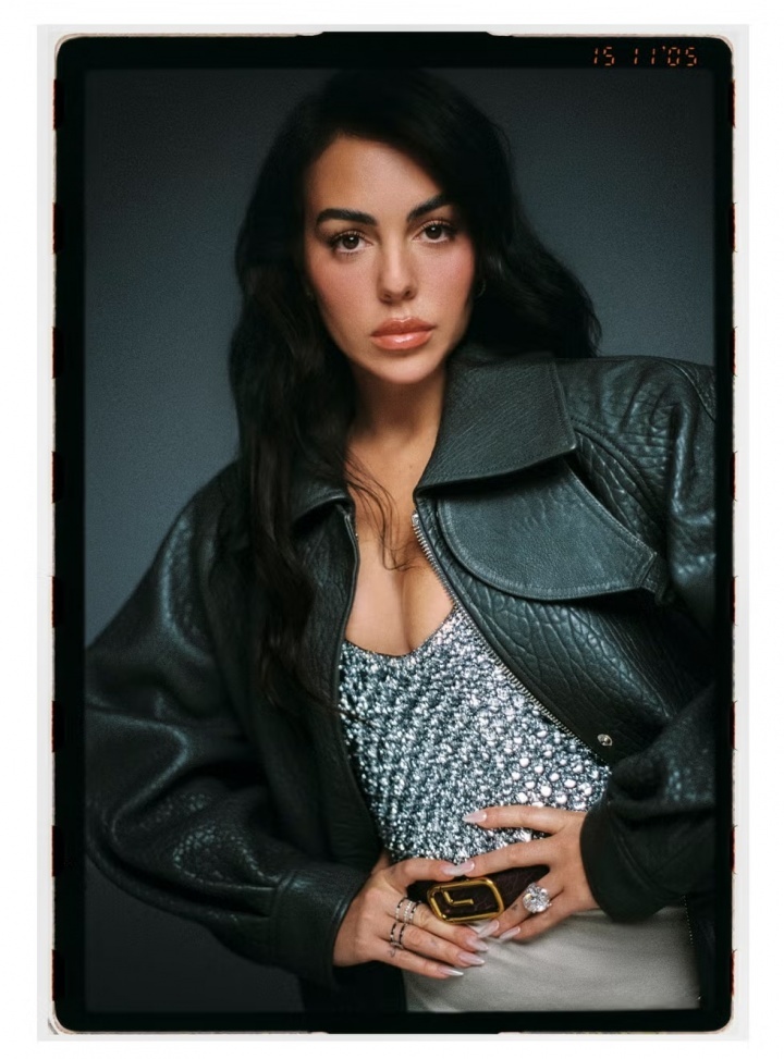 乔治娜谈C罗送钻婚戒：等了10年，他总算是给我了