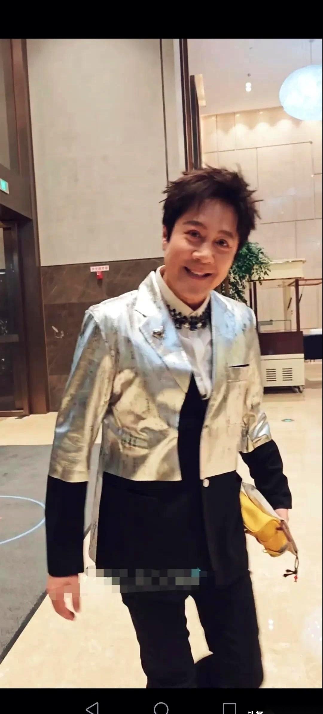 我算是看明白了，有些人，是把一辈子活成了一个舞台。
就刚才刷到蔡国庆老师那段视频