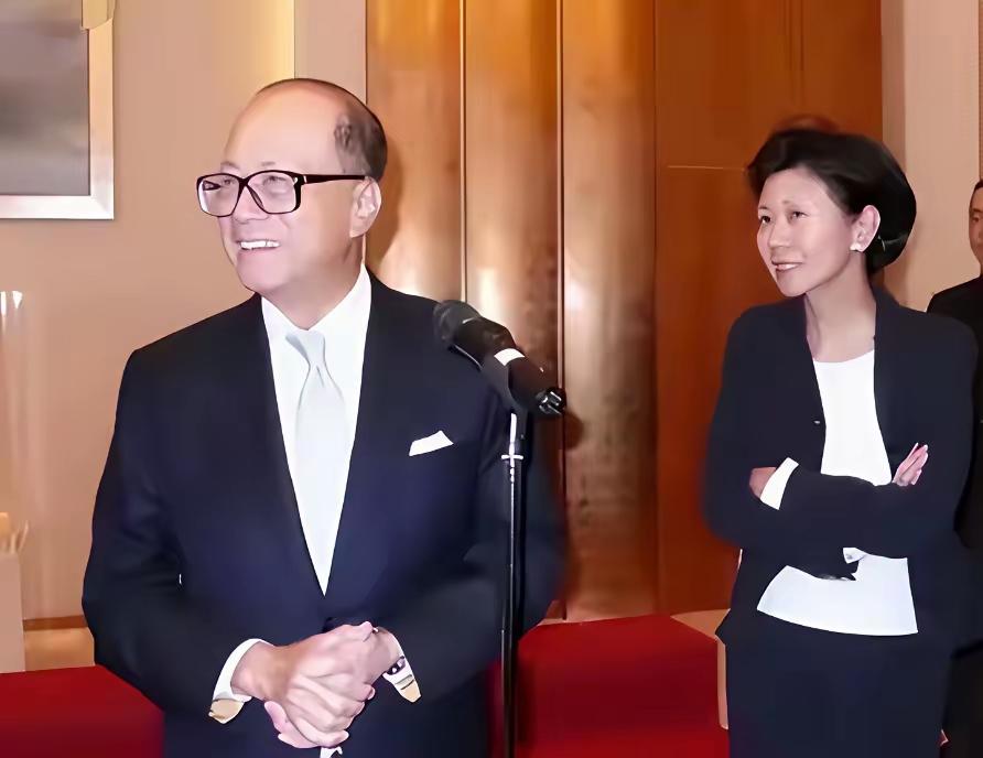 1993年，32岁的周凯旋因为要谈商业合作，结识了65岁李嘉诚。从此，相识的二人