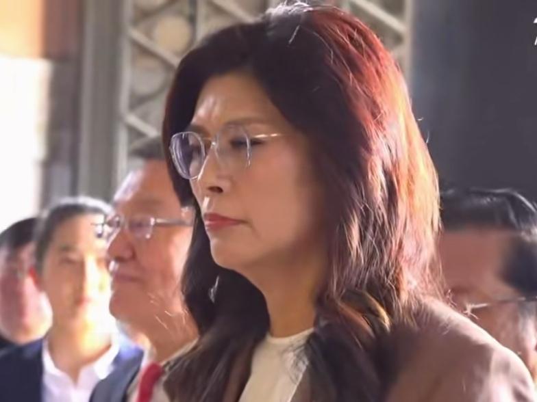 这一刻，她在想什么？
1、革命尚未成功，同志仍需努力。
2、天下为公。国家是人民