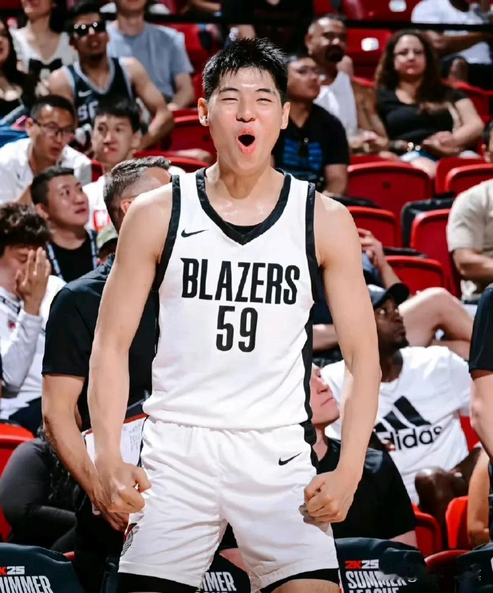 崔永熙小腿轻微拉伤，无缘明日vs火箭的比赛，将回国休养一段时间，8月初再返美冲击