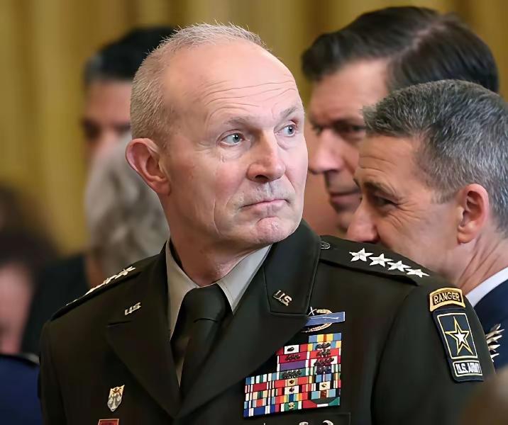 ​卸甲归田！美国国防部绝对不允许有不和谐的声音。这时候，美军陆军参谋长兰迪·乔治