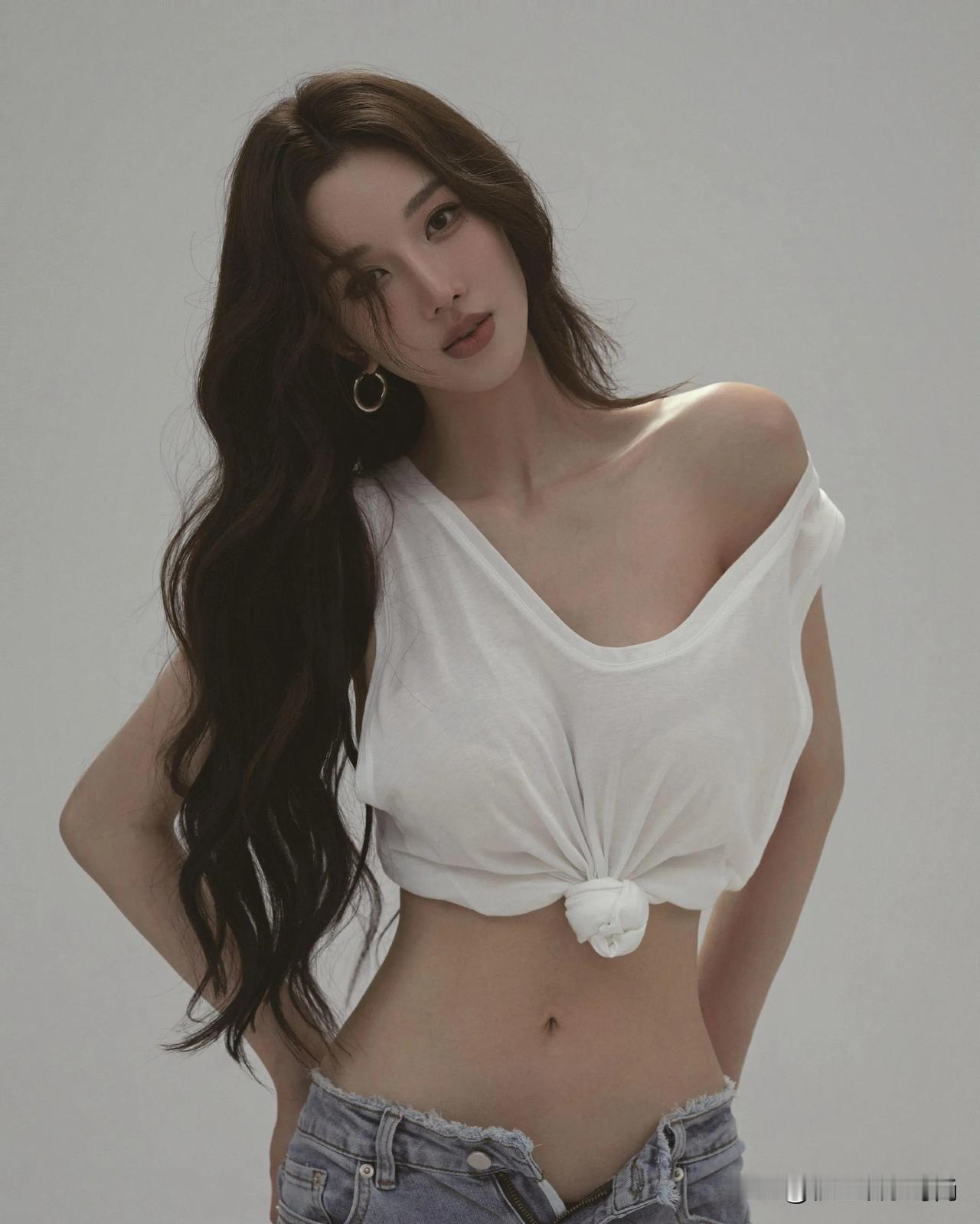 这组穿搭精妙地将简约与个性融为一体，彰显出十足的时尚魅力。上衣是一件白色露肩短款