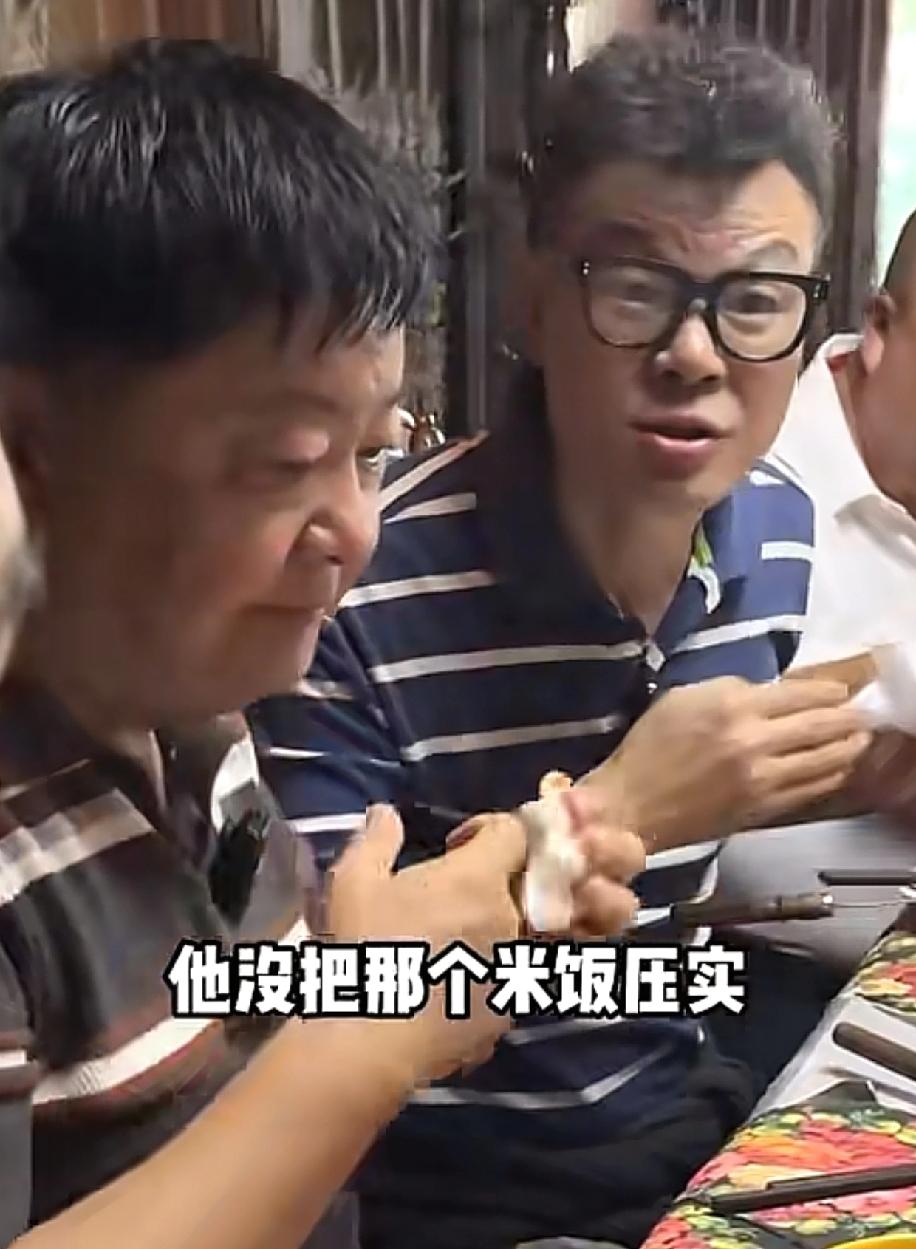 主持人李彬跟着洪剑涛去新疆维吾尔族朋友家里做客，吃手抓饭的时候，他就用手抓了一点