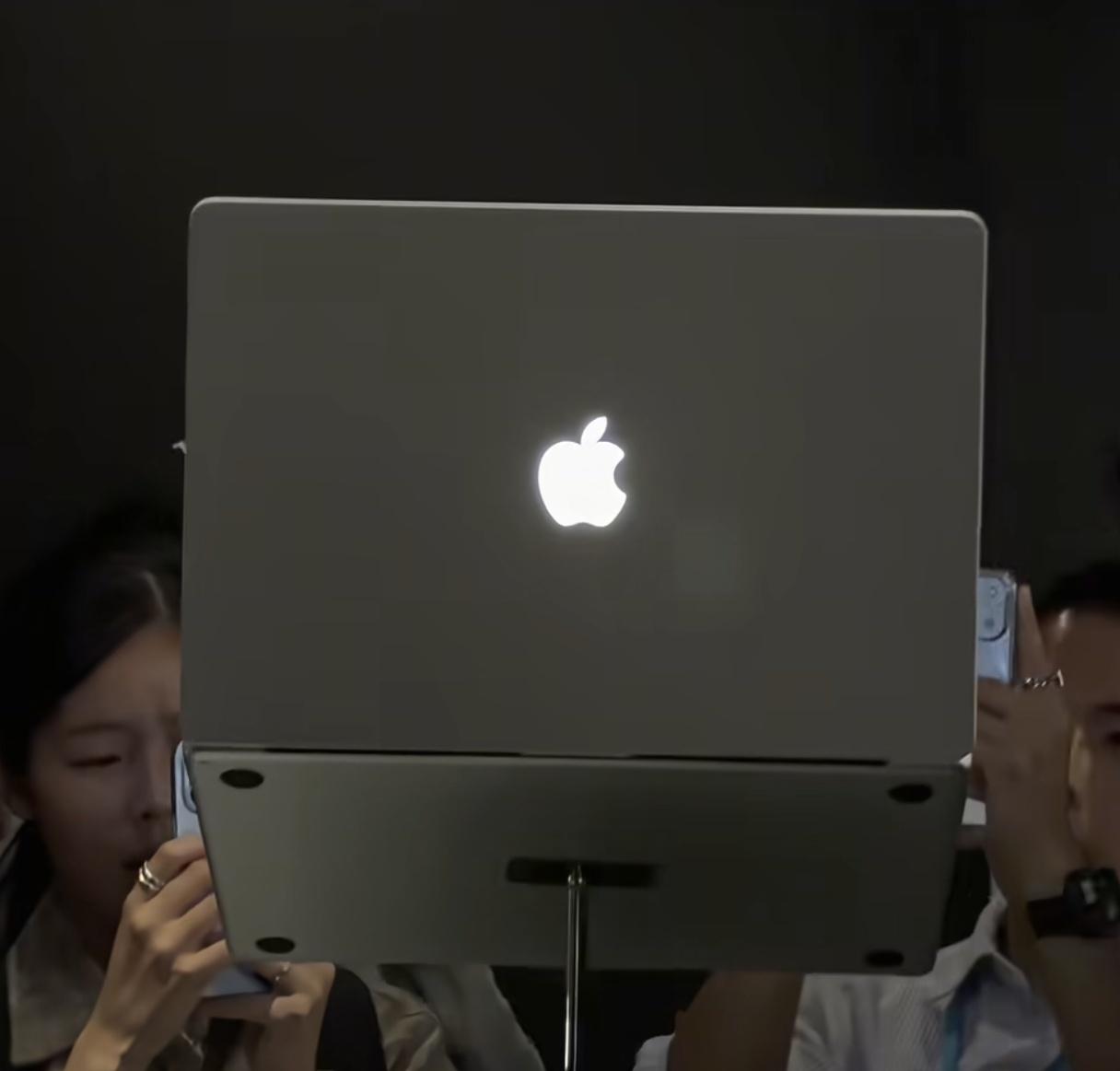 苹果新CEO终于悟道
苹果终于意识到买MacBook的
大部分都是冲着logo去