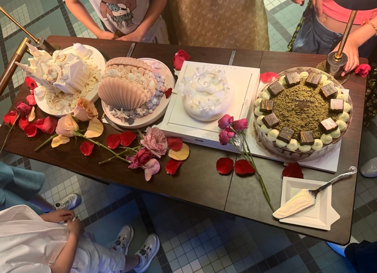 袁弘和张歆艺庆祝结婚10周年