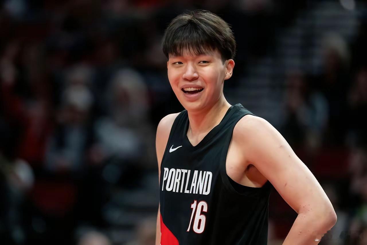 杨瀚森为何常被下放发展联盟？他终于道出实情。在开拓者，杨瀚森打了43场常规赛，但