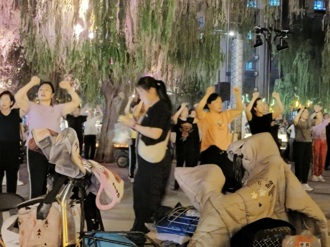 夜晚的广场舞，活力四射！💃🏻✨