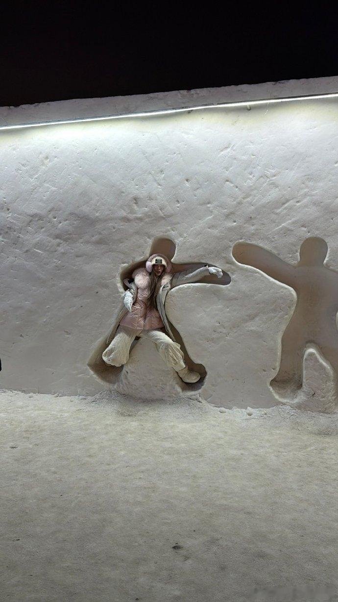 徐艺洋去冰雪大世界打卡了徐艺洋到达哈尔滨冰雪构筑的梦幻天地，徐艺洋的打卡让冬日更