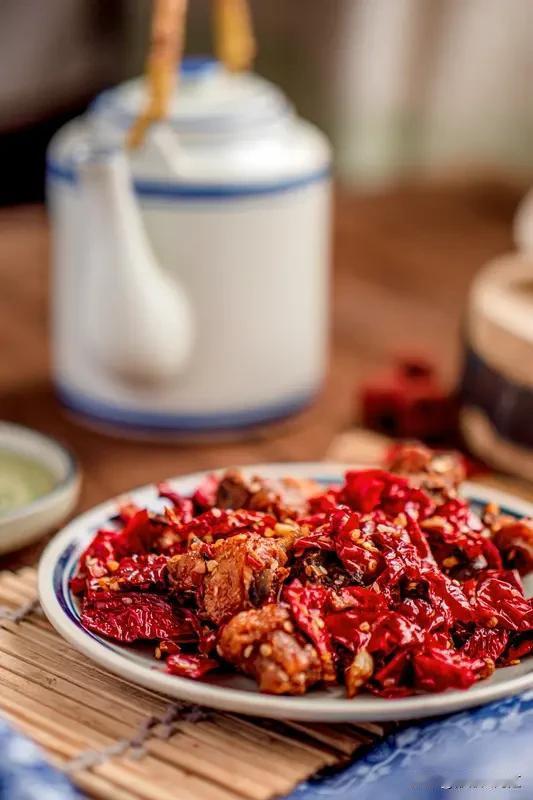 喜欢过的人对人的影响可太深刻了。就我同事思思，大学喜欢隔壁班爱打篮球的男生，工作