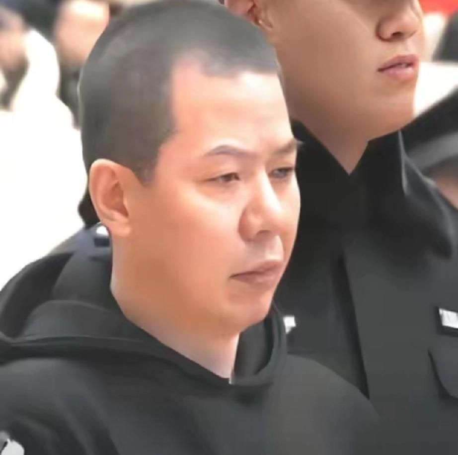 2013年，山西黑老大“小四毛”被妻子捞出监狱。出狱后，这个敛财12亿、坐牢像度