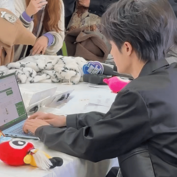 不瞒大家说，我以前用电脑打字就这速度，但我现在已经变成了顶级牛马，练出来了