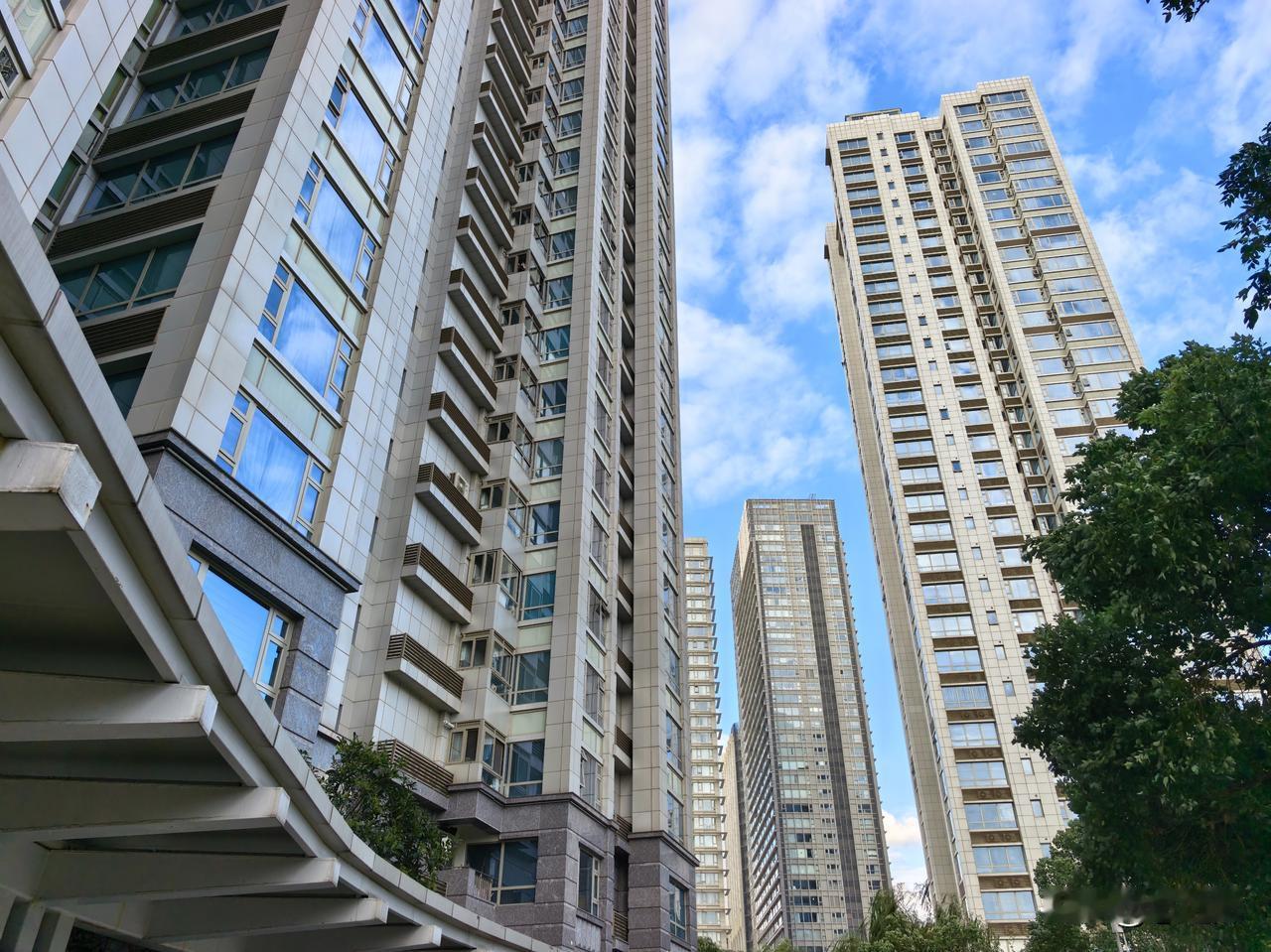 外人都说上海人有钱，有钱人那是真有钱，可相对的穷人也不少，而且住得很近。外滩那边