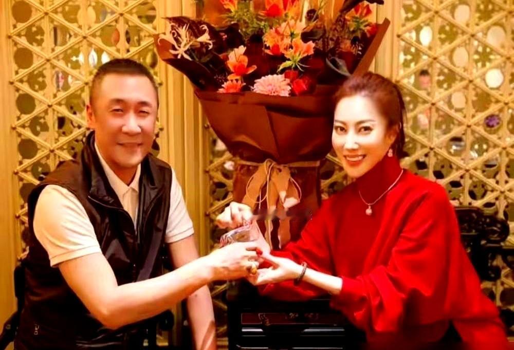 顶着巨星嫂子的头衔20年，她愣是没蹭过一次热搜。

43岁的殷旭发了张合照，庆祝