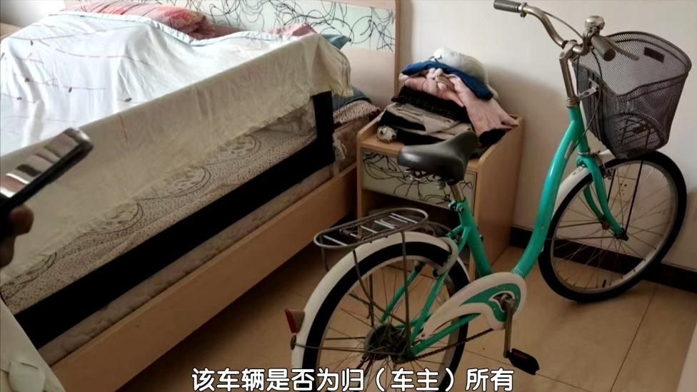 “离了大谱！”北京，一女子在商场停车场发现一辆未上锁的破旧捷安特自行车，认为是无
