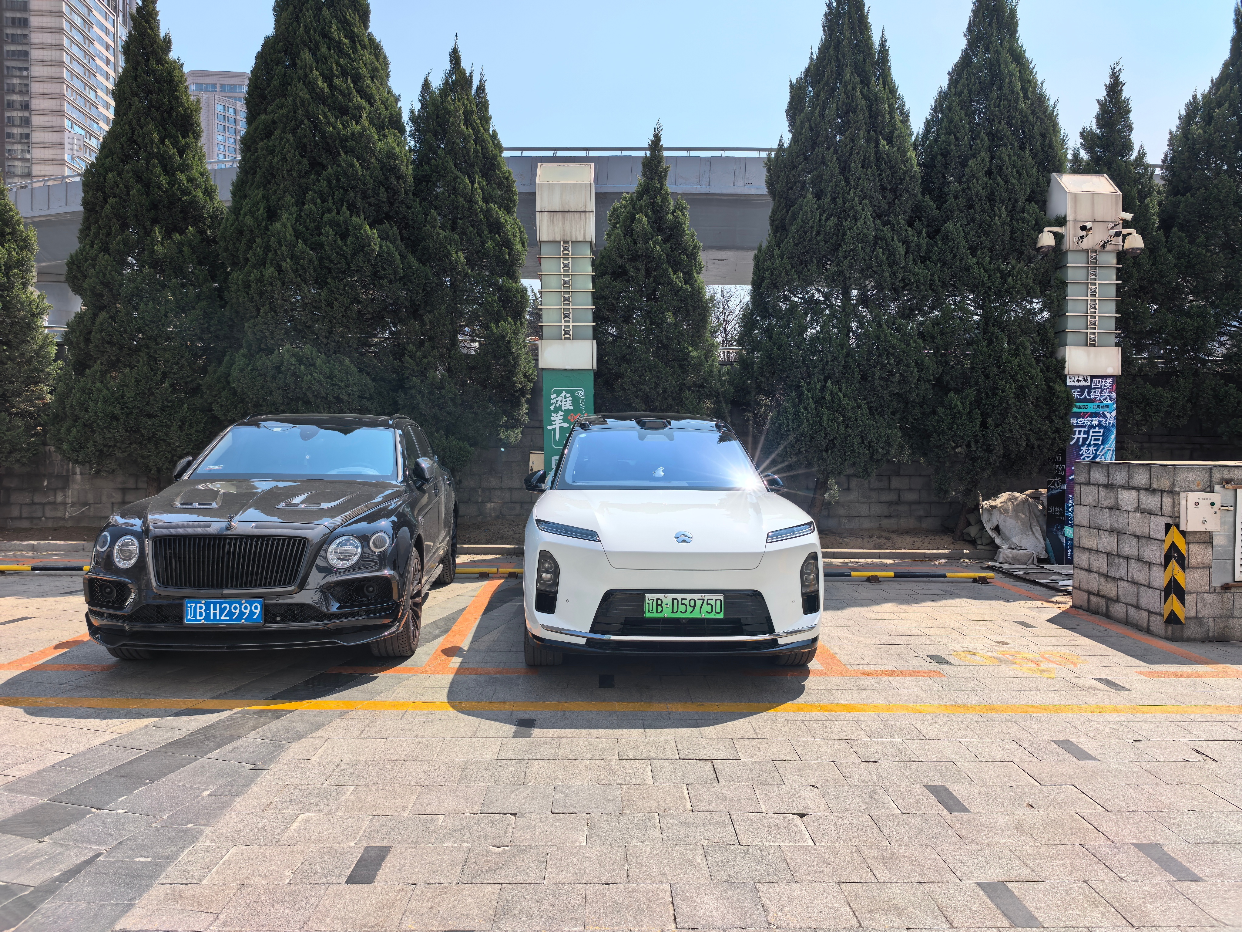 选择这个停车位的原因有两点1.宾利车主应该更怕开门杀2.左边车位离石墩太近，应该