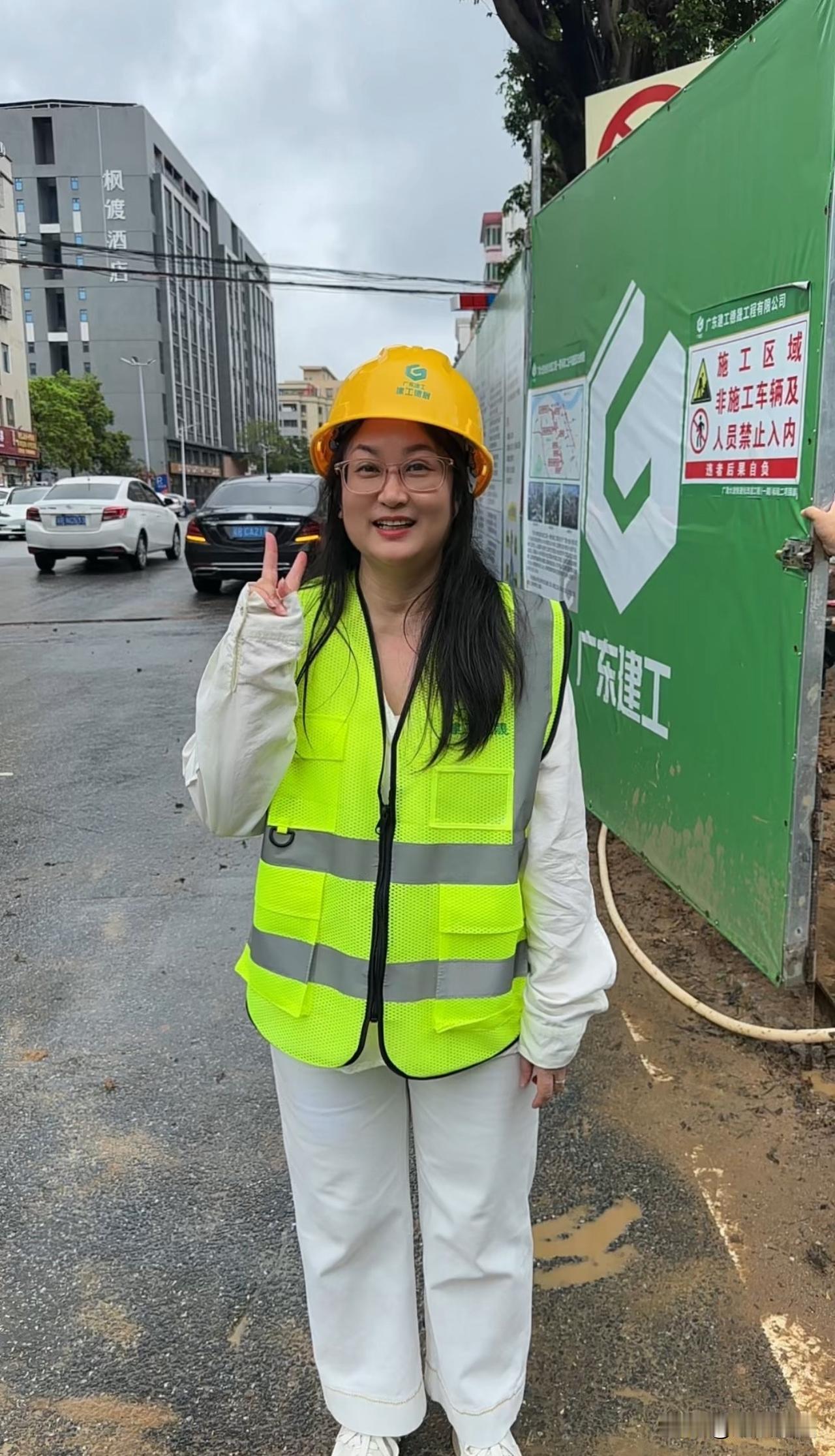 妥妥的工地佬，这是我在清远大项目上班的状态，拍个照片记录一下。

拍完照片后我又