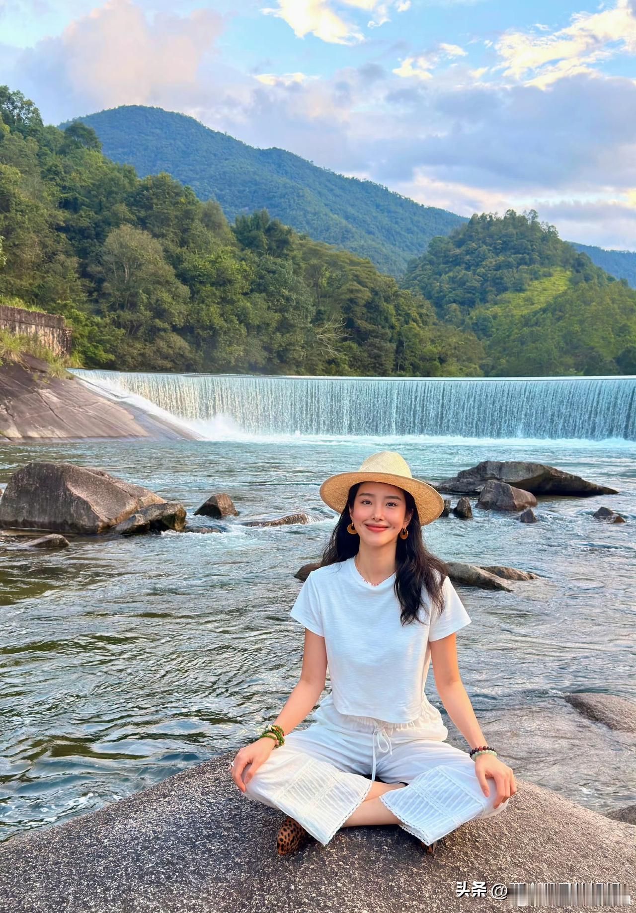 杨采钰在武夷山，悠闲的时光里放松心情，美人美景好不自在👍