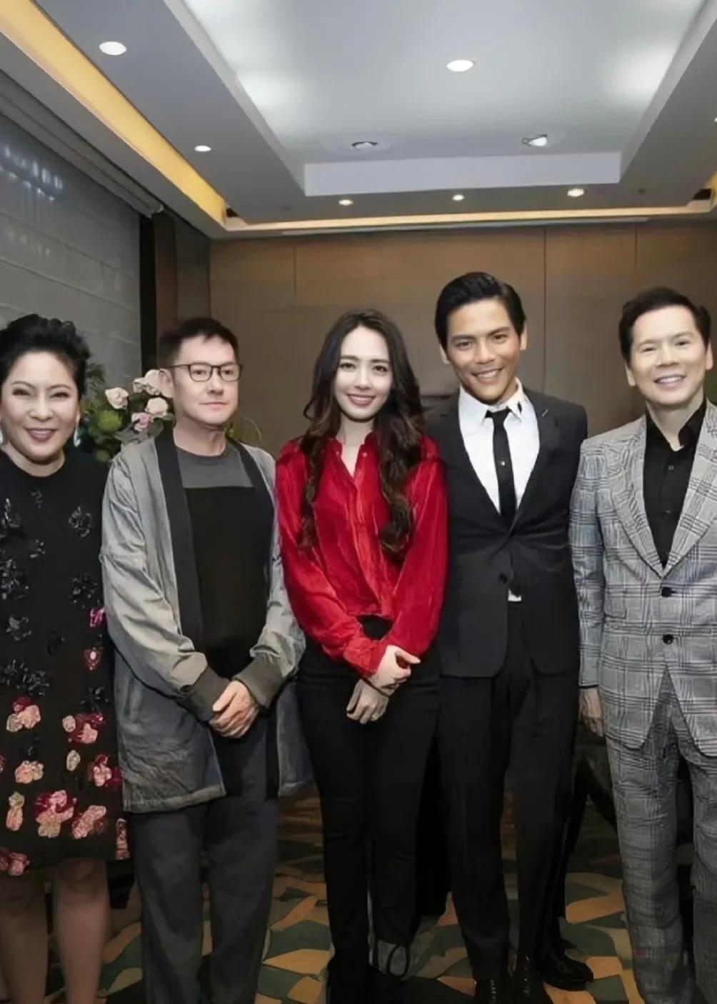 向华强称遗产不会留给两个儿子，全部交给儿媳郭碧婷来管。

向太曾公开谈论小儿子向