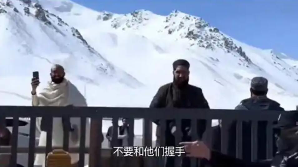 边境握手竟成“生死局”？巴铁哥们也别随便牵，背后藏着致命套路！
为什么边防战士会