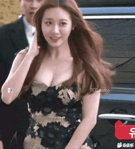 上下仔细打量了一下，应该是林志玲。最重要的是她的裙子搭配黑色高跟鞋很合体。