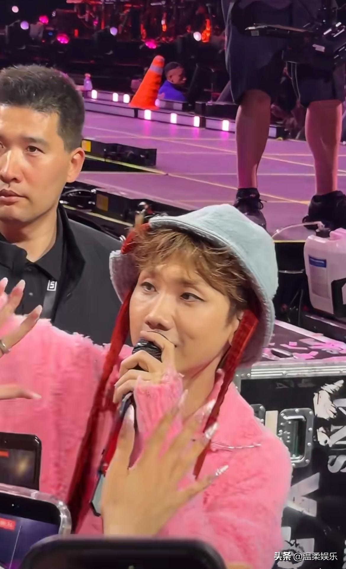 汪苏泷演唱会变大妈！
脱妆加出汗🥵很无奈😮‍💨！
眉毛掉色变成裘千仞，网友