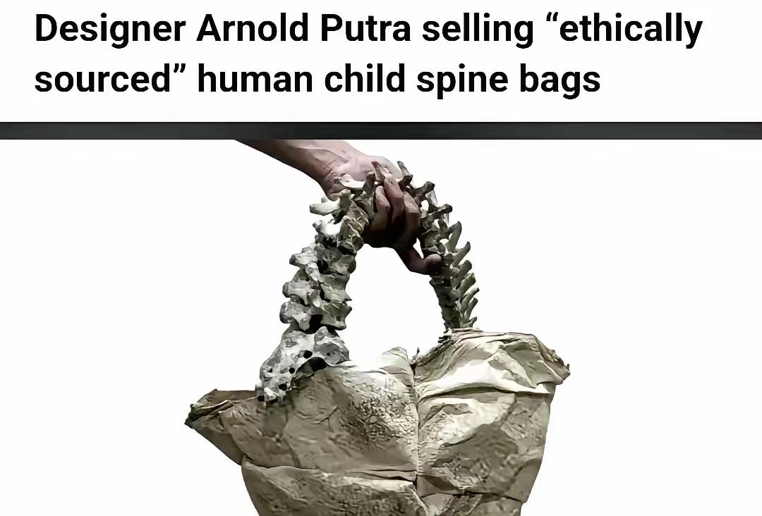 人体脊柱骨和人皮做的手提袋，是有多么变态的人种才喜欢买这些东西。地狱空荡荡，恶魔