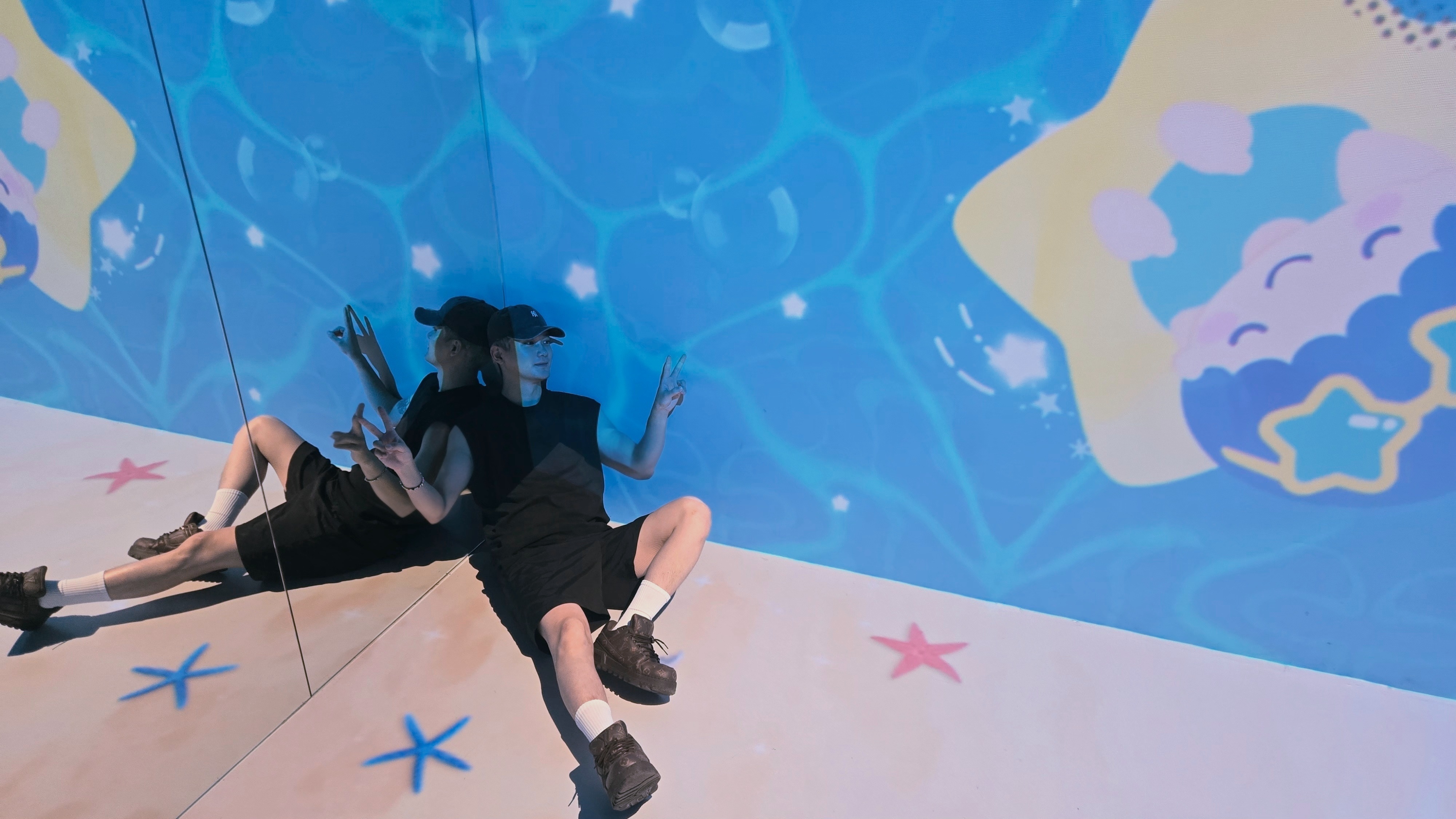 芝士娱乐 跟着熊梓淇学剪刀手的n种出片拍法‼️下次旅游我就这样拍熊梓淇