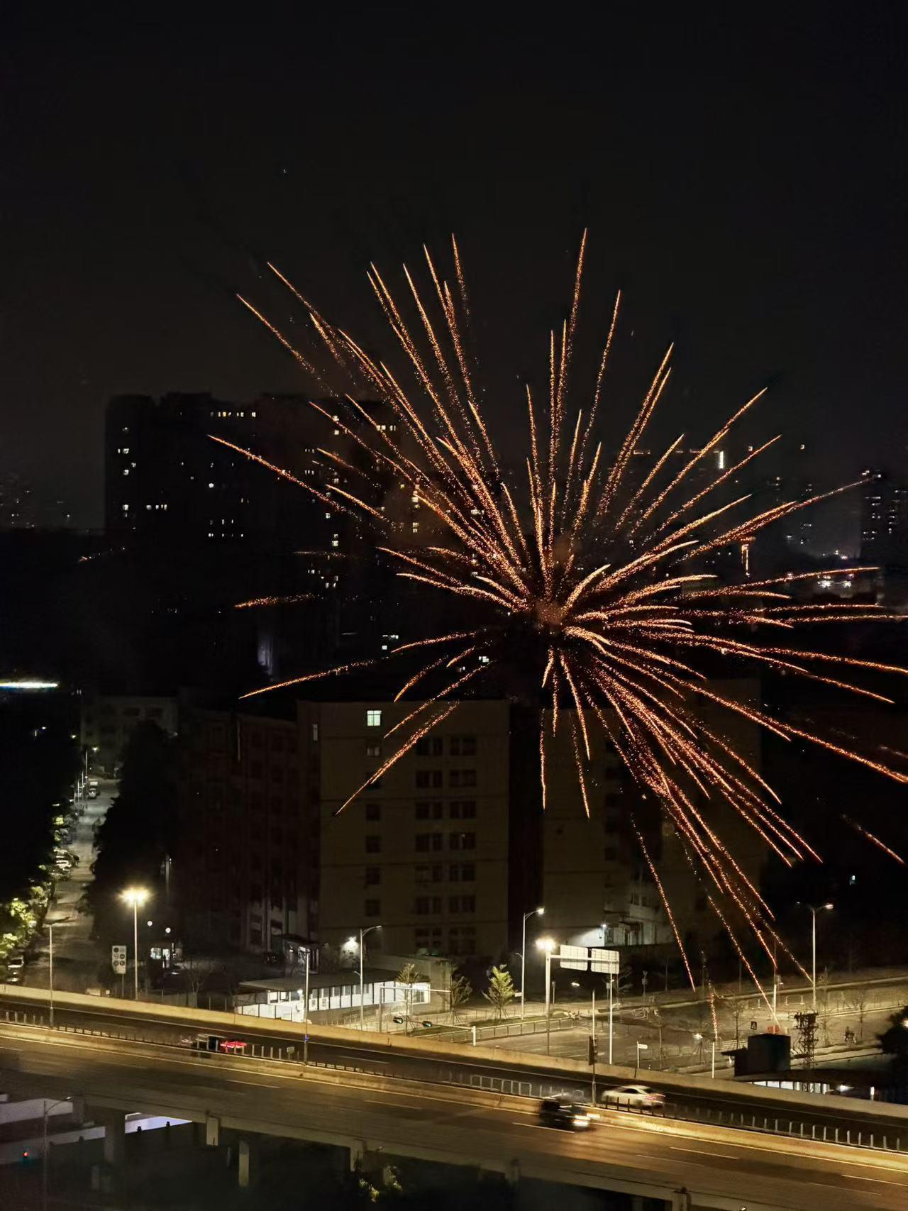 集卡领红包除夕夜的烟花太好看了，为了安全，我们这里有专门放烟花的地方！