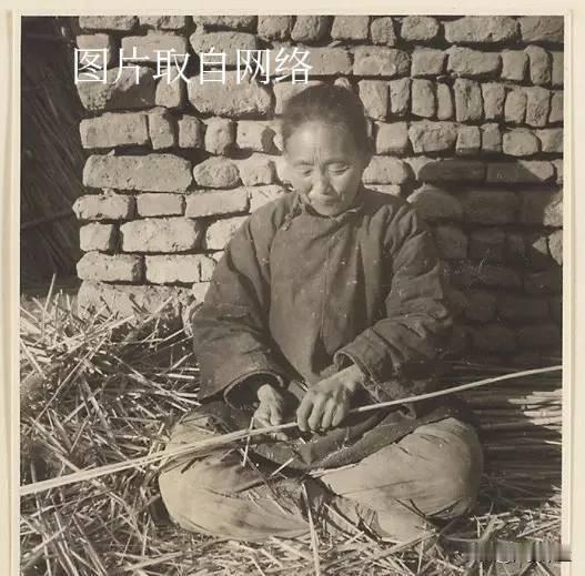 民国年间，外婆是渠河边中农家的女儿，着蓝衫黑裙，温婉娴淑。

媒人一句话，外婆哭