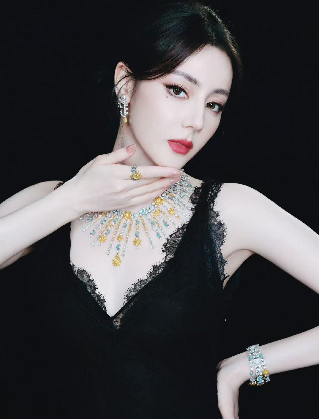 迪丽热巴发型方可化妆王亚飞气场女王回归 我真的爱了王亚飞给热巴化的气场女王妆