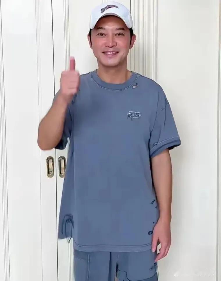 近日，沙溢晒出13岁大儿子安吉的照片，180cm的身高、又高又壮的体格，宛如成年
