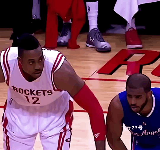 保罗教你如何抢篮板
保罗的动作确实多
怪不得这么多NBA球员不喜欢他
霍华德实在