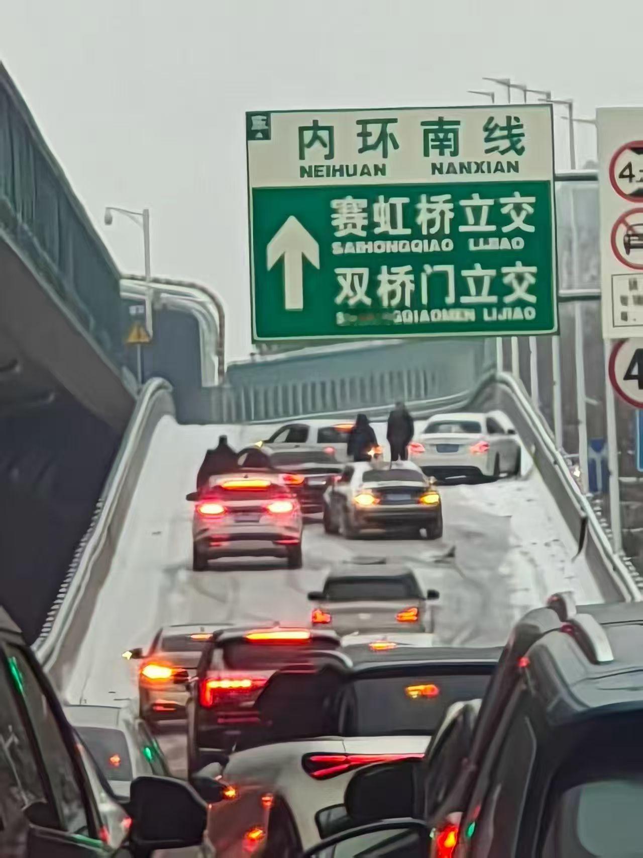 南方有雪如此，再加低温冰冻，让城市交通很快陷入无心拥堵，令人烦扰。

1月20日