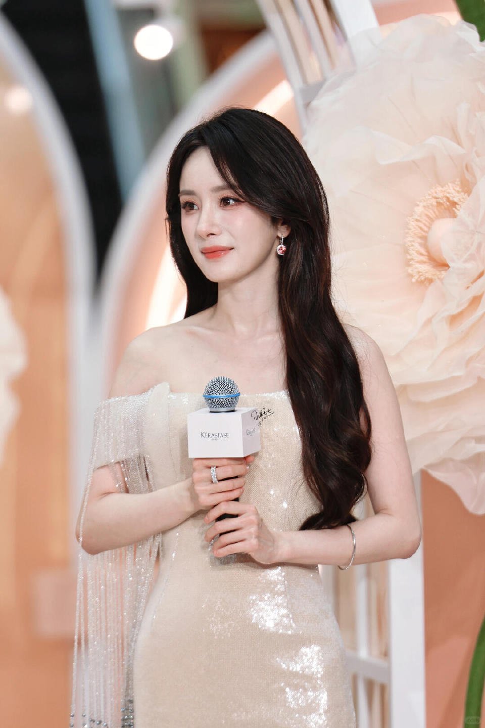 杨幂 头纱 杨幂的骨相真的太能打了！盘发勾勒出的下颌线清晰又柔和，单侧珠串流苏晃