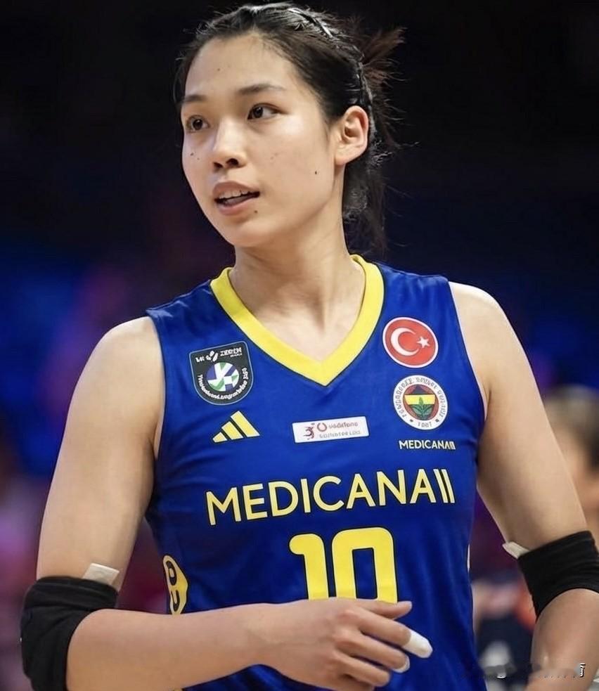 庄宇珊在欧洲联赛就这么抢手吗？意大利科内利亚诺球迷和土耳其费内巴切球迷争抢庄宇珊