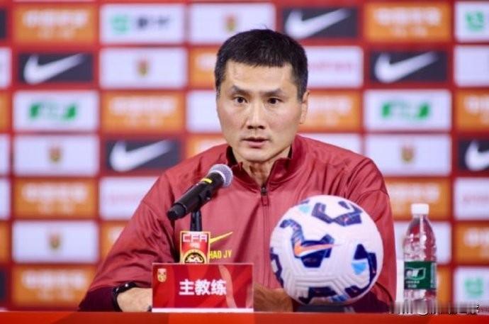 目前这支国足不可能拿亚洲杯冠军，能进入八强就不错了，进入四强那是超水平发挥。