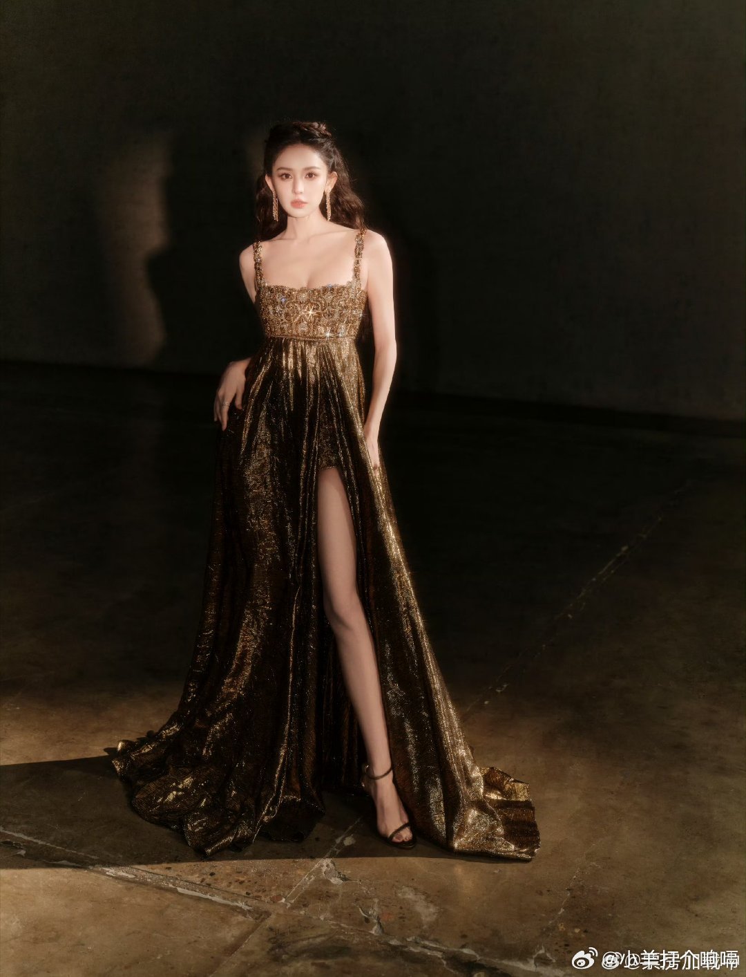 娜扎新年第一张神图有了娜扎 生图界最严厉的母亲娜扎这身金色长裙美到我失语！简直是