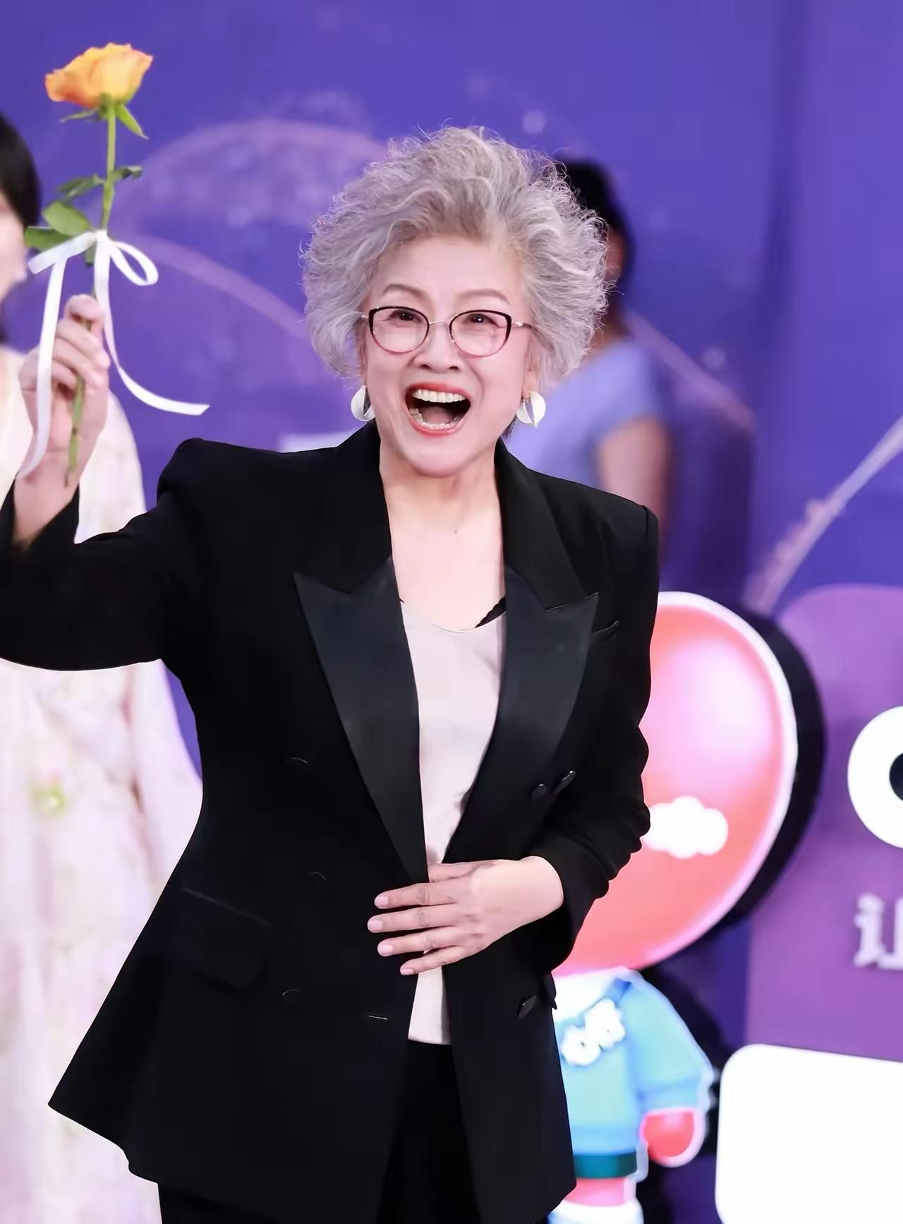 第一个让我觉得银色发丝时尚帅气的是叶童。第二个让我觉得的是70多岁的宋春丽老师。