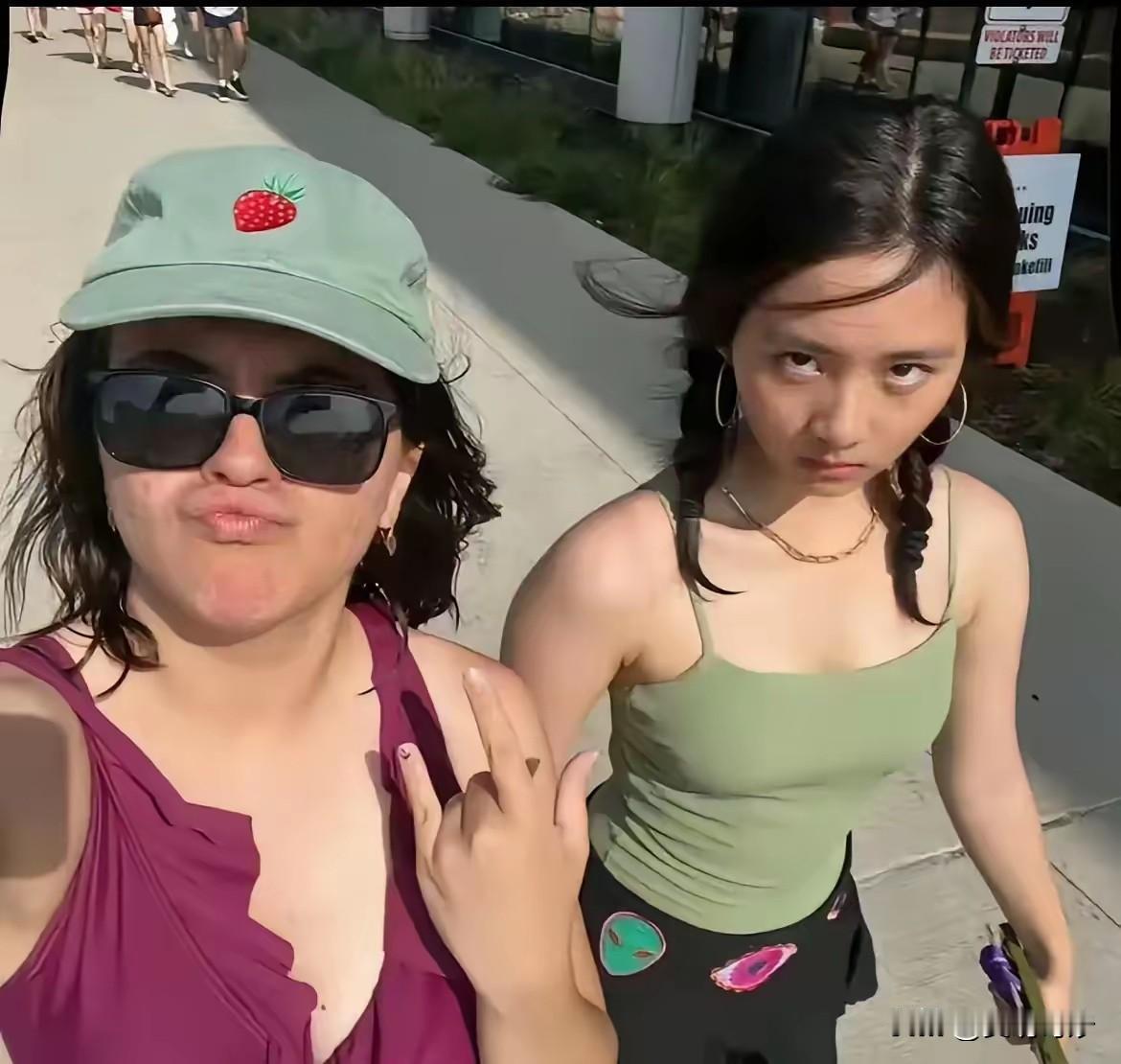 黄多多美国大学生活引热议！穿着清凉，举止怪诞，从在国内貌似的乖乖女变成了一个美国