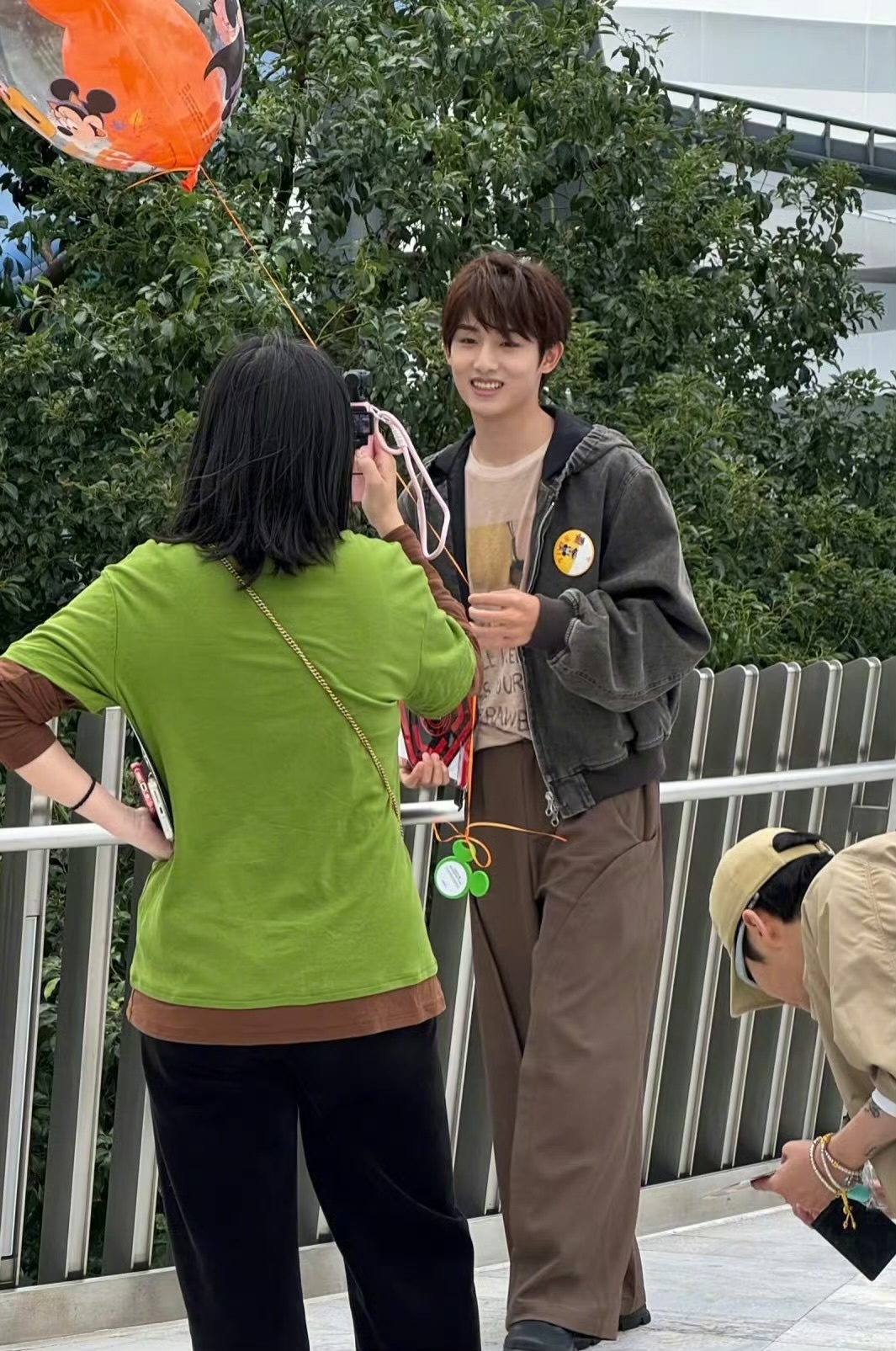 上海迪士尼偶遇了董思成哇，出现在上海迪士尼的董思成！ ​​​