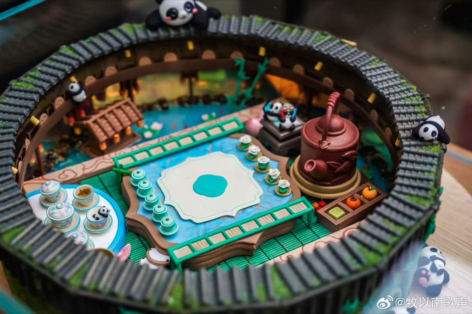 专门来成都看熊猫棋盘成都的快乐是熊猫给的！茶杯里蜷着软萌团子，棋盘上卧着憨态宝贝