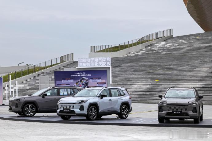 丰田全新威兰达正式发布，价格诚意满满 —— 燃油版 15.98 万起，电混双擎版