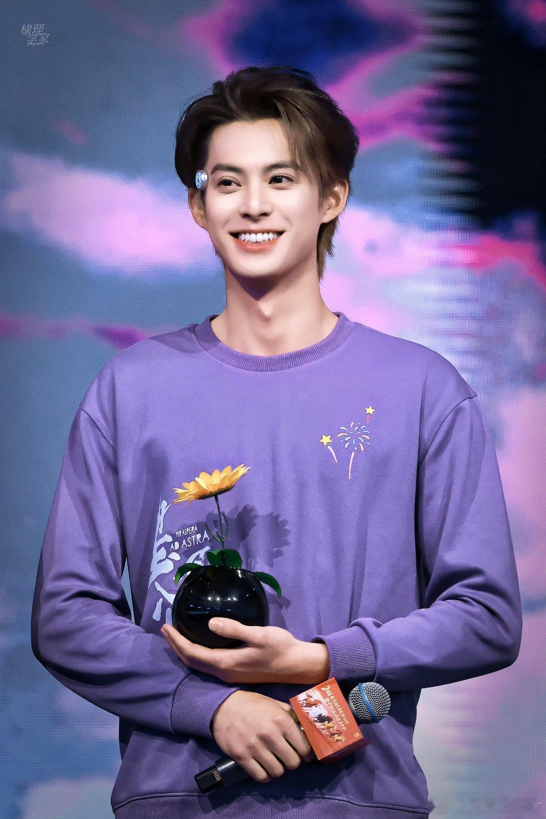 王鹤棣在嘴里炒了盘川菜 锅气拉满、梗点密集，王鹤棣急到在嘴里炒川菜这段，承包今日