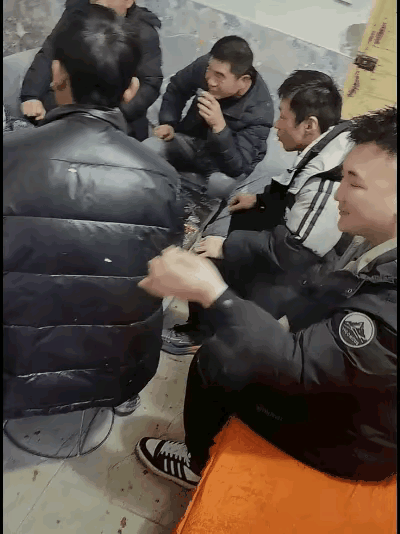 真是太气人了！聚会居然有人偷偷拿烟头烧别人衣服，这种下三滥的手段，看得人火冒三丈