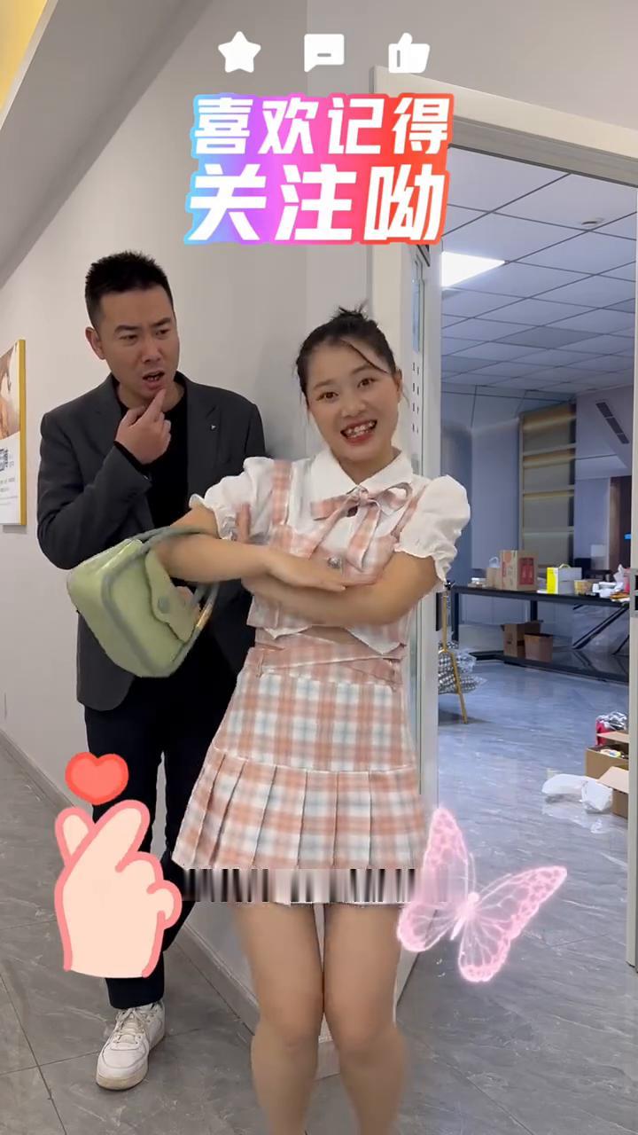 今天我老公他没在家，我准备偷偷跑去酒吧，搂着帅哥要蹦擦擦，一步一步的靠近他。