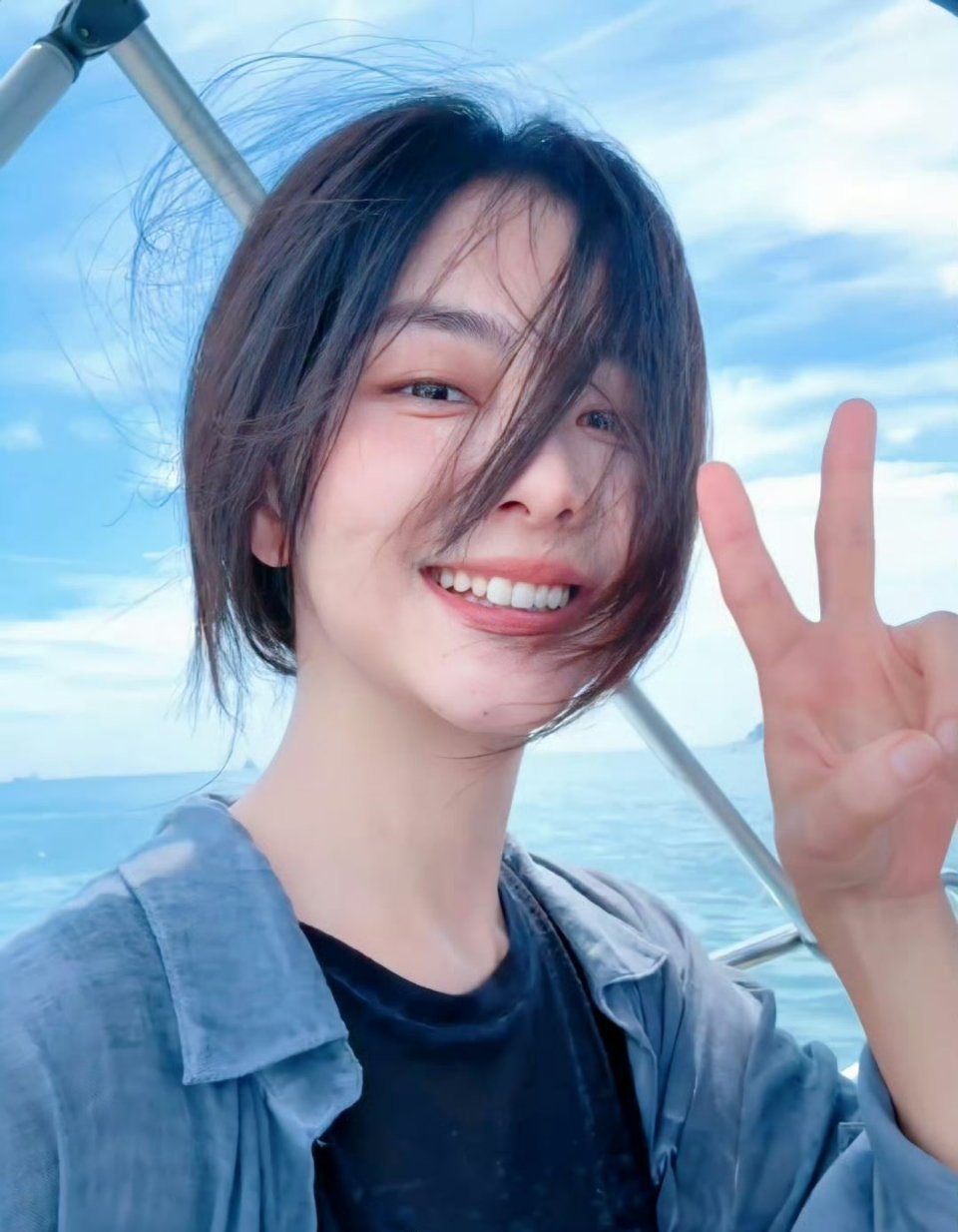 谭松韵的夏日海风自拍🌊今天的风有点调皮呀～头发吹得乱糟糟的，不过看到姐姐在海边